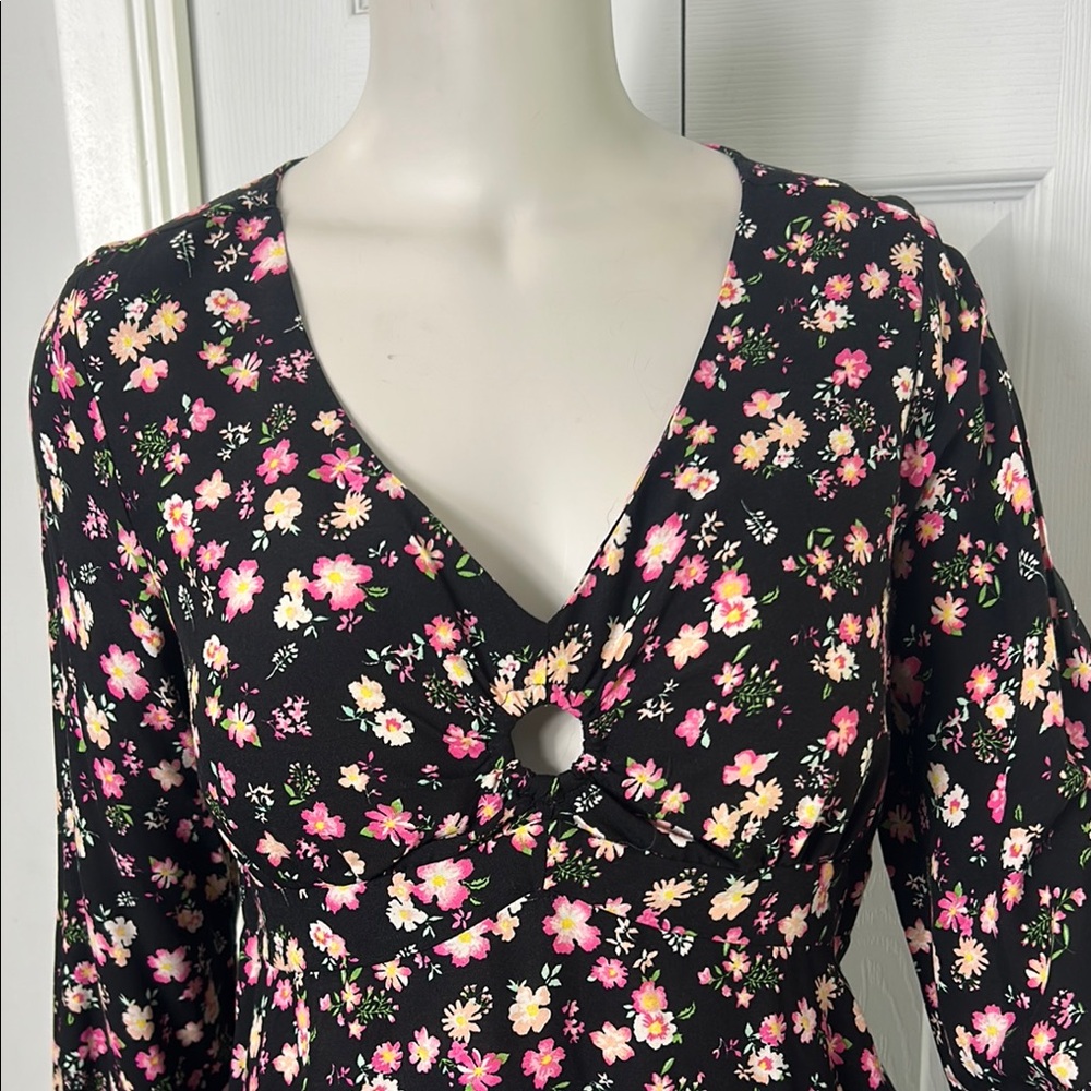 No Boundaries 100% RAYON Black Floral Blouse(padded bodice) flowy sleeves.